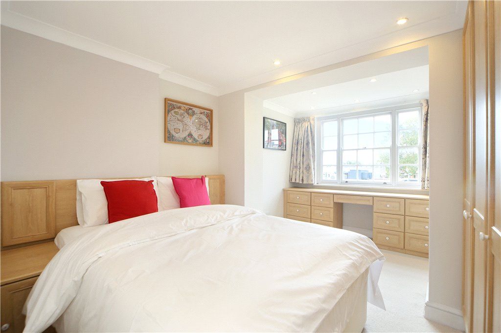 Property photo 3 of 8 Ovington Square