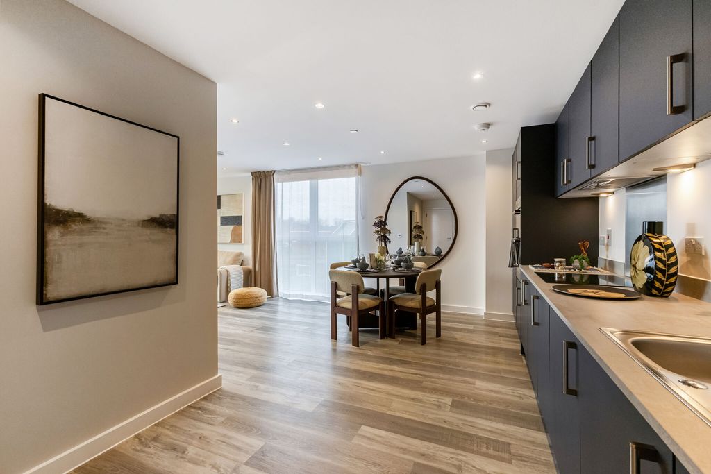Property photo 3 of 10 Show Home