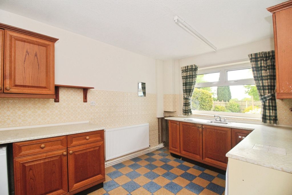 Property photo 2 of 11 Fitted Kitchen