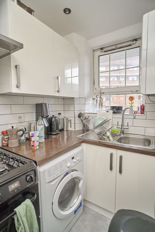 Property photo 3 of 8 Kitchen