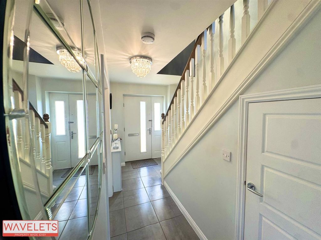 Property photo 3 of 17 Hallway