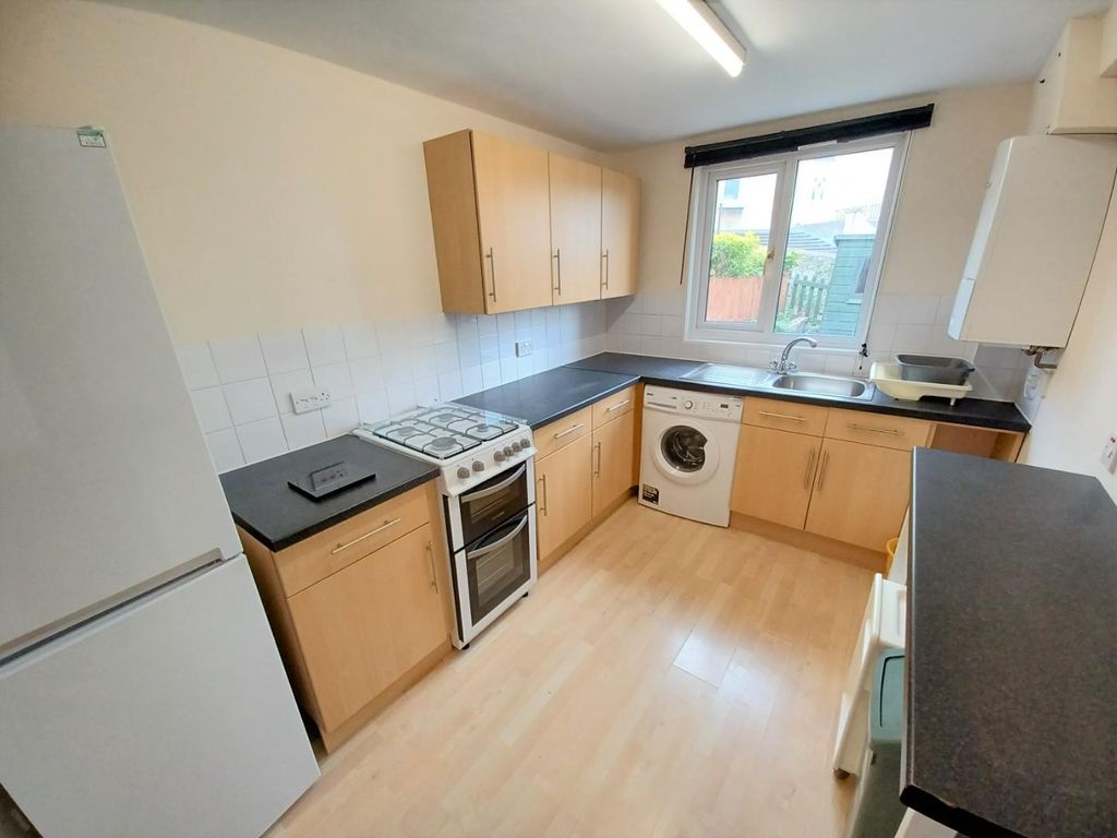 Property photo 3 of 10 Kitchen