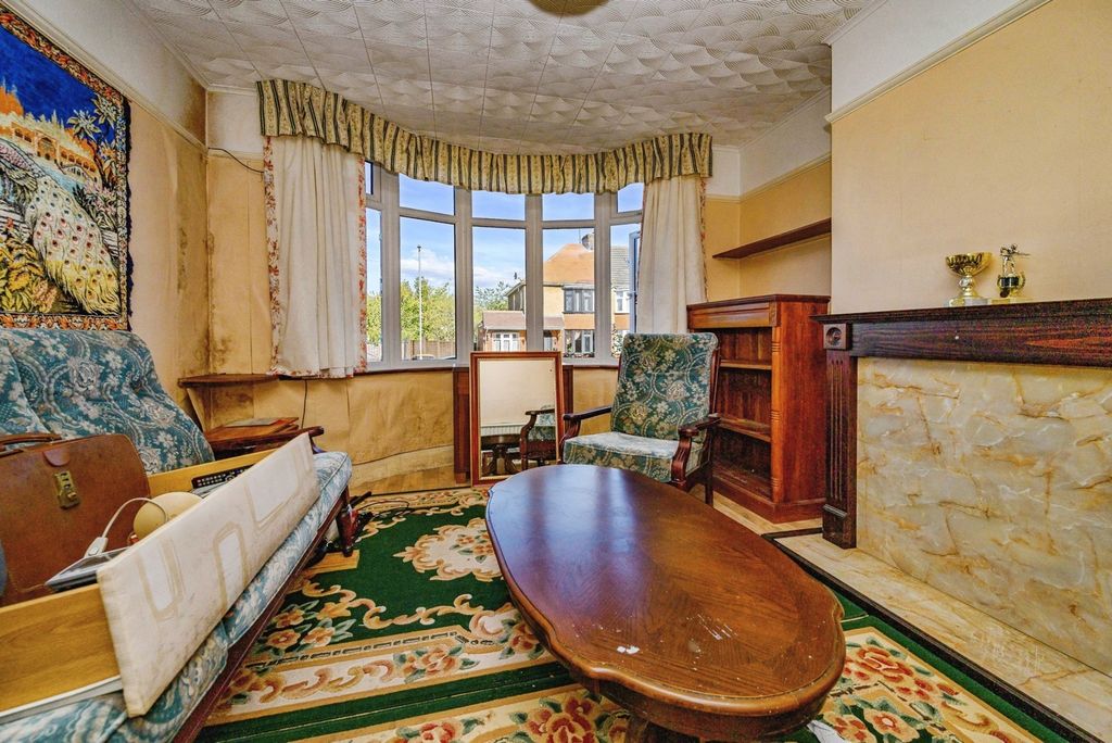 Property photo 3 of 14 Lounge