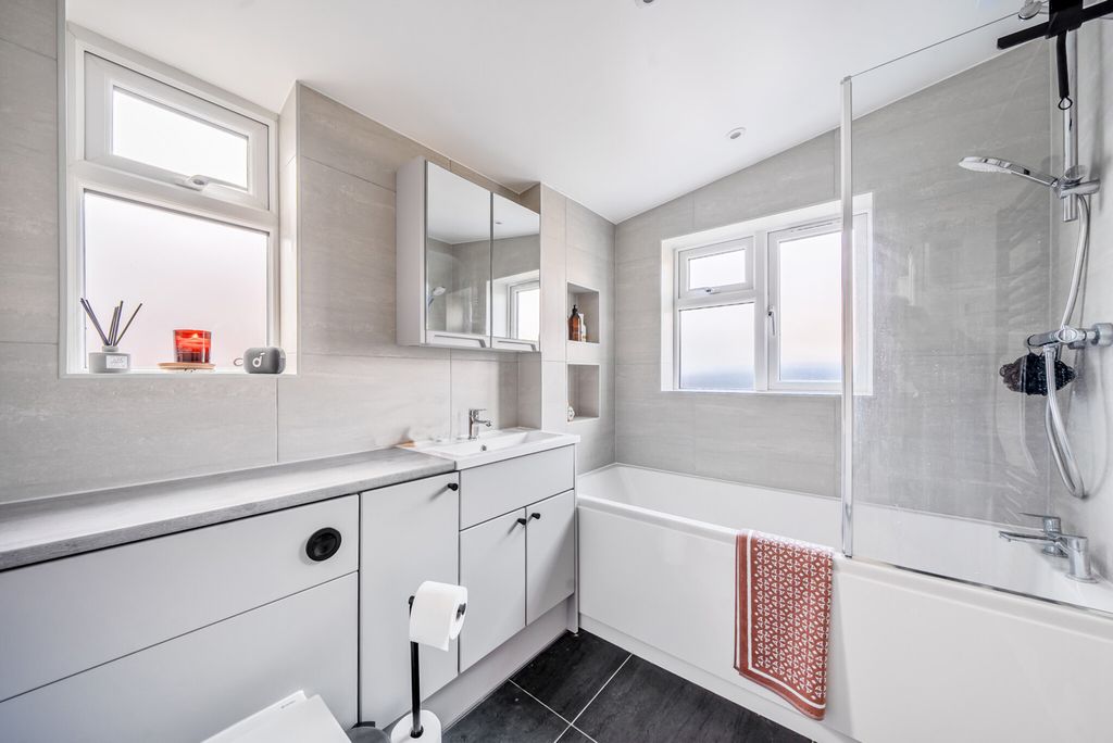 Property photo 3 of 15 1371317-15-68F8ee...