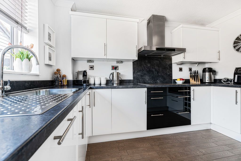Property photo 3 of 21 Kitchen