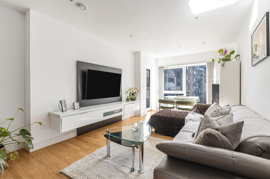 Property photo 3 of 18 Living Room