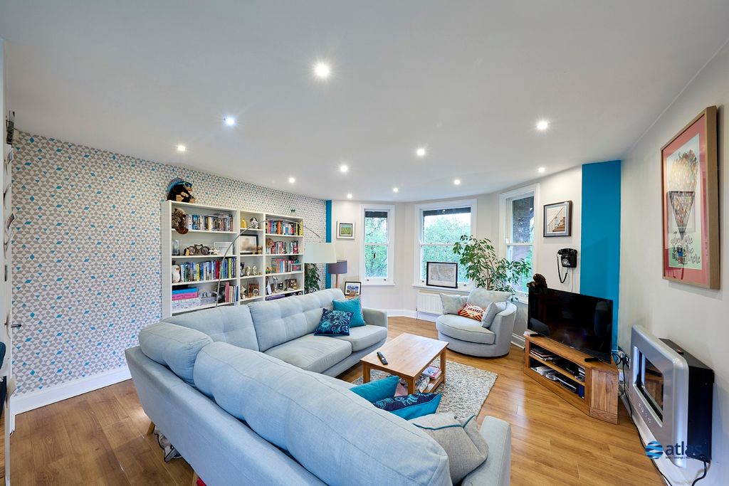 Property photo 3 of 14 Lounge