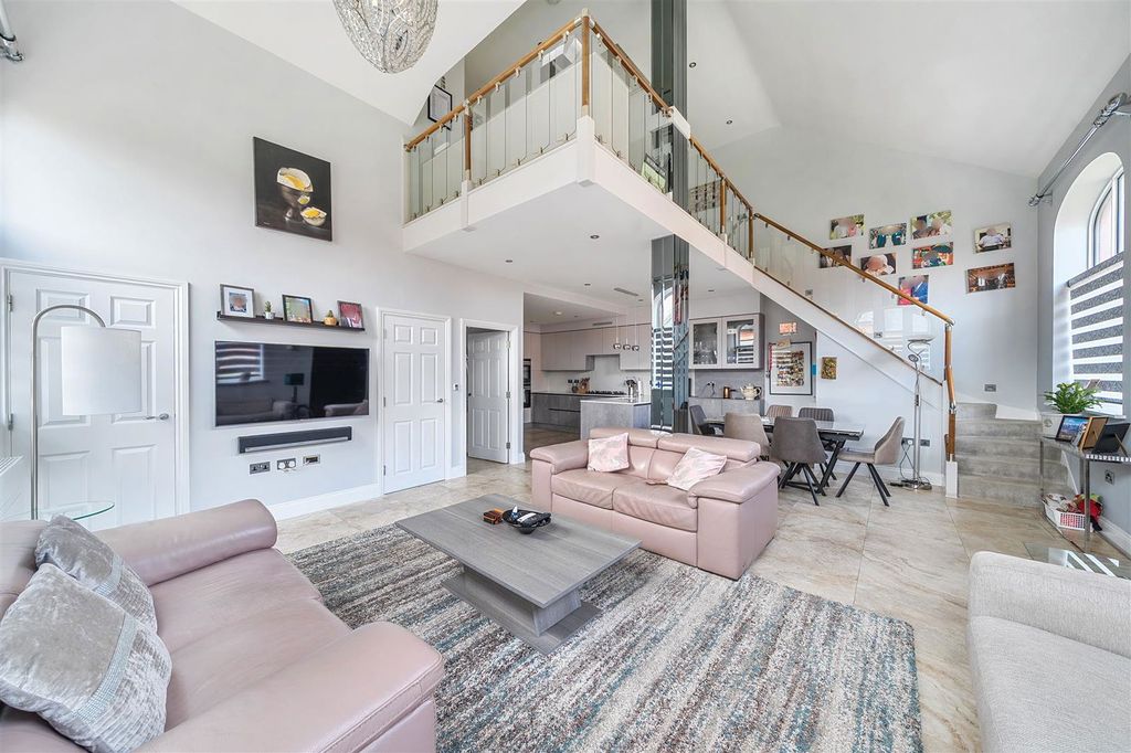 Property photo 2 of 23