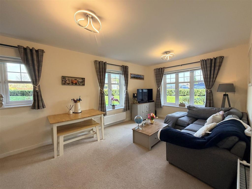 Property photo 1 of 11 Willow Lounge 1.Jpeg