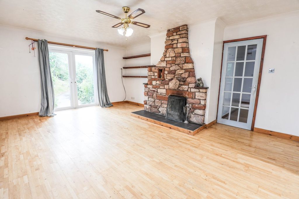 Property photo 3 of 22 Lounge