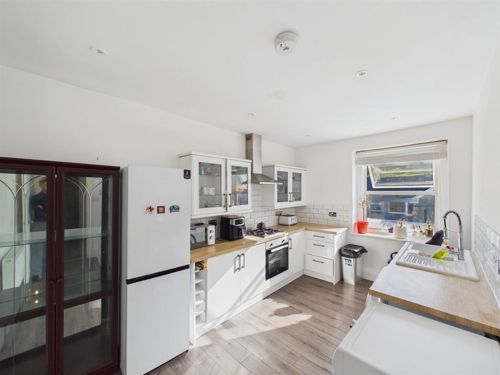 Property photo 3 of 6 Cam02742G0-Pr0230-Still006.Jpg