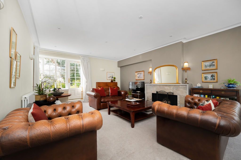 Property photo 3 of 51 Lounge