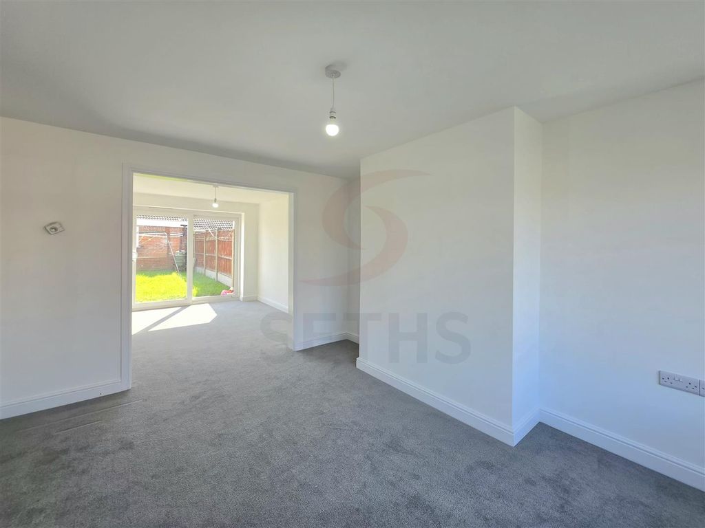 Property photo 3 of 10 Through Lounge