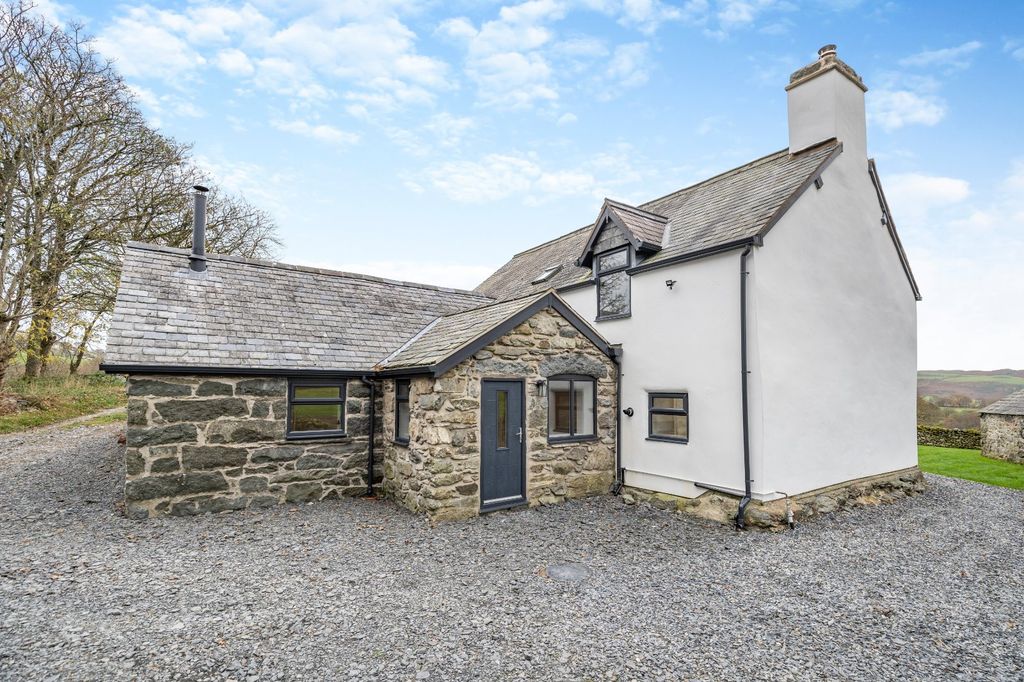 Property photo 2 of 34 Stone Farmhouse