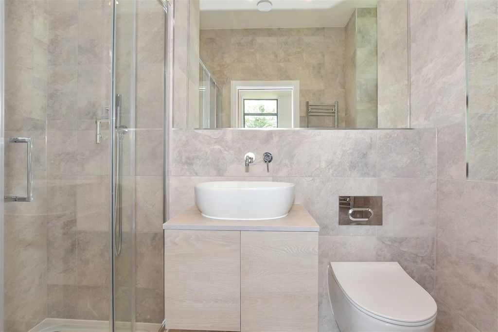 Property photo 2 of 8 En-Suite Shower Room