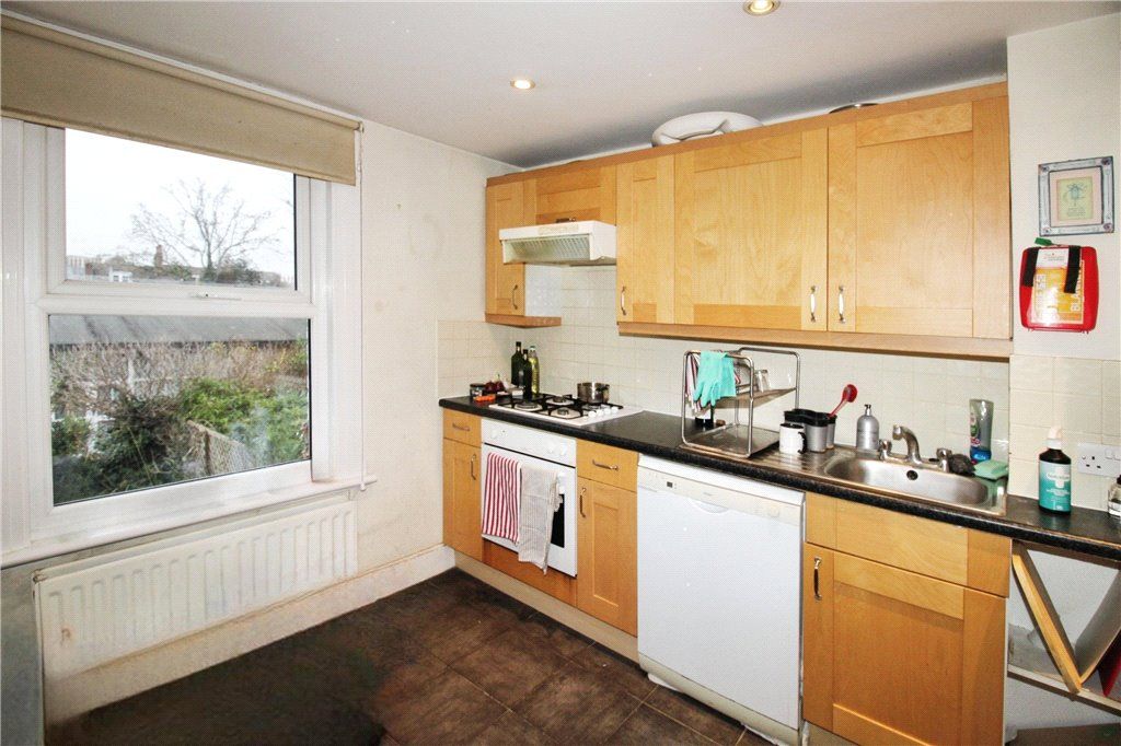 Property photo 3 of 11 Kitchen