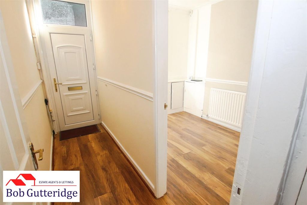 Property photo 3 of 22 Entrance Hallway