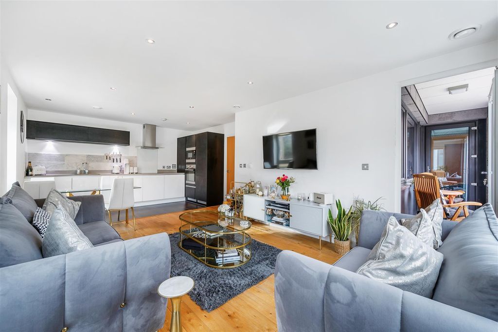 Property photo 3 of 15 13 Peachey House-5.Jpg