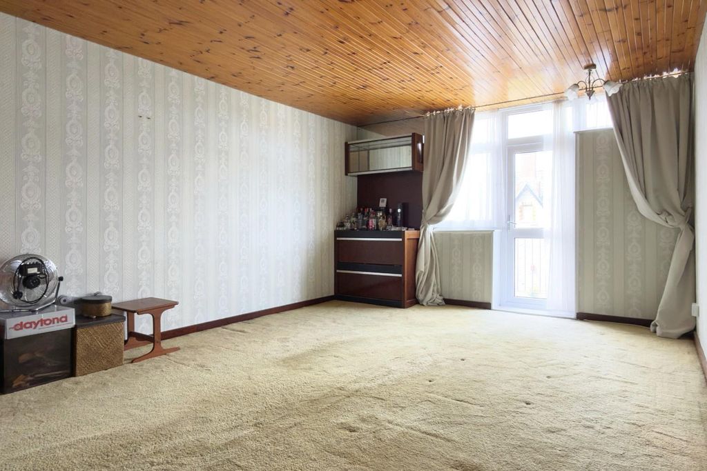 Property photo 3 of 21 Living/Dining Room
