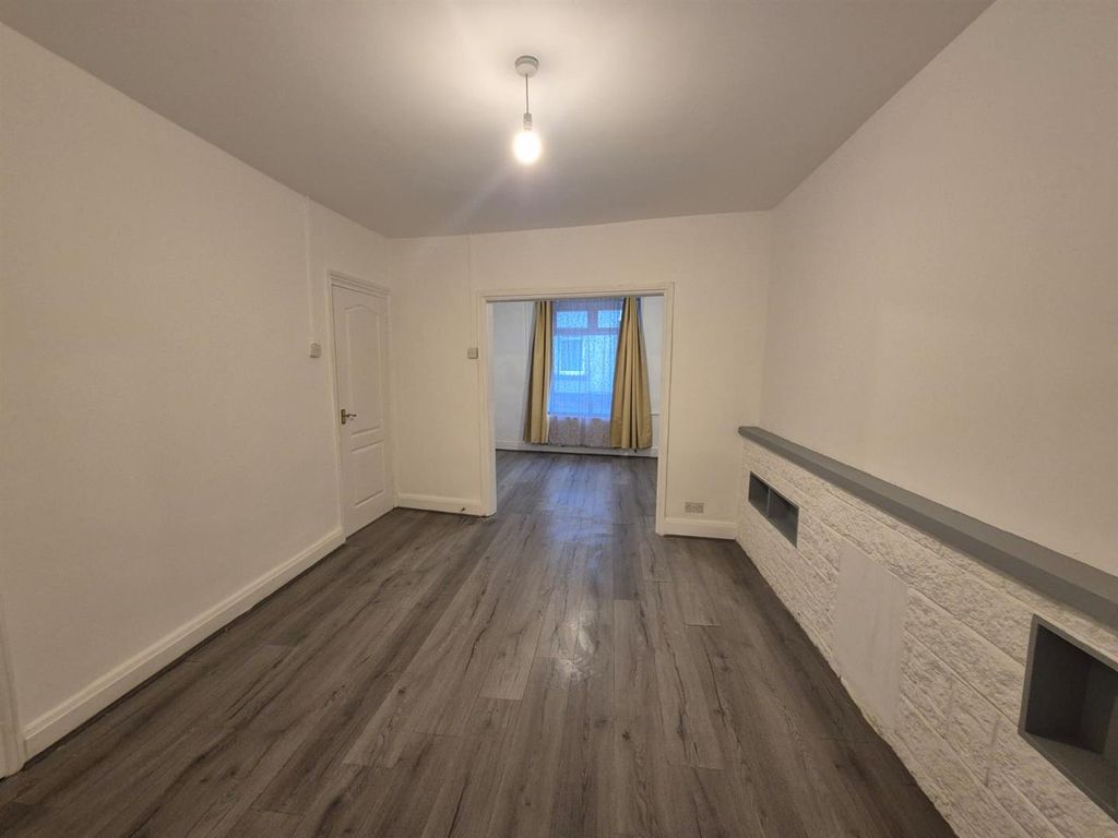 Property photo 3 of 17 16 Court Terrace (3).Jpeg