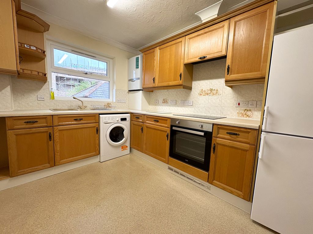 Property photo 2 of 8 Kitchen