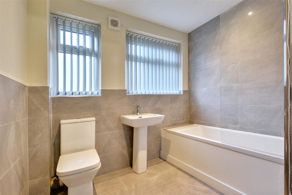 Property photo 3 of 11 Bathroom_1.Jpeg