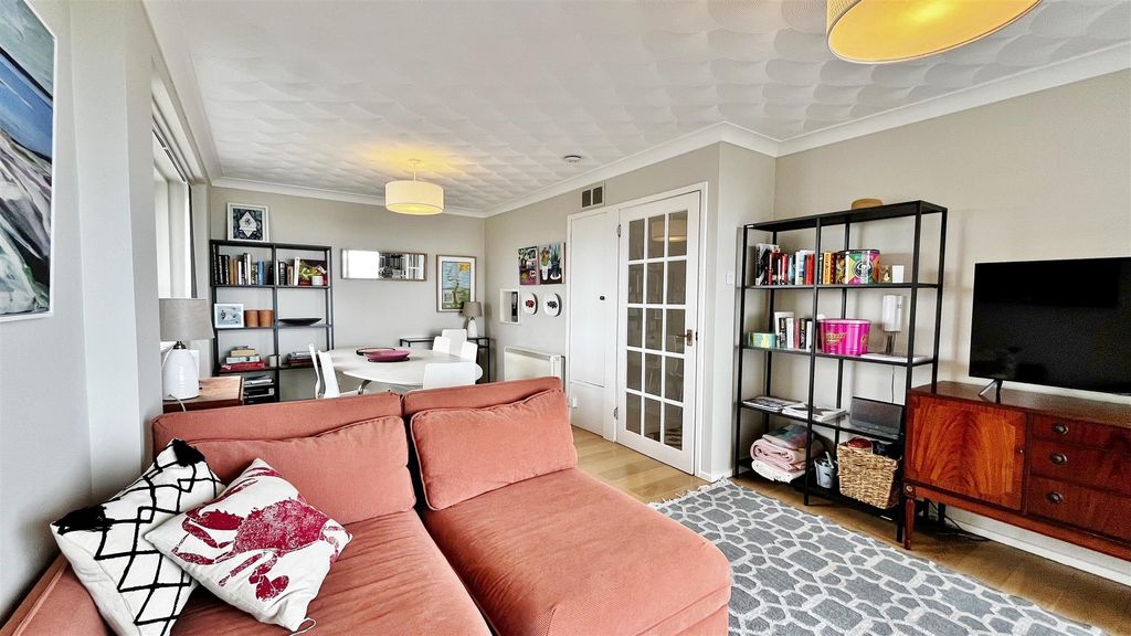 Additional image 7 of 2 bed flat for saleFrinton Court, The Esplanade, Frinton-On-Sea CO13