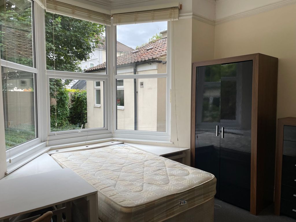 Property photo 2 of 3 Bright And Spacious Double Bedroom Featuring Large...