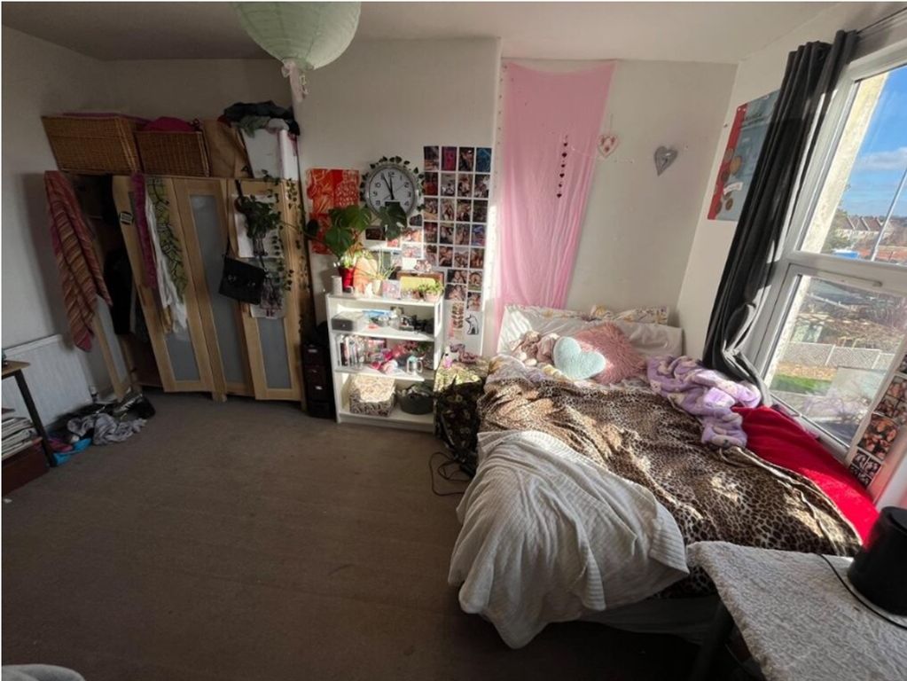 Property photo 3 of 13 A Cozy Double Bedroom Filled With Natural Light, F...