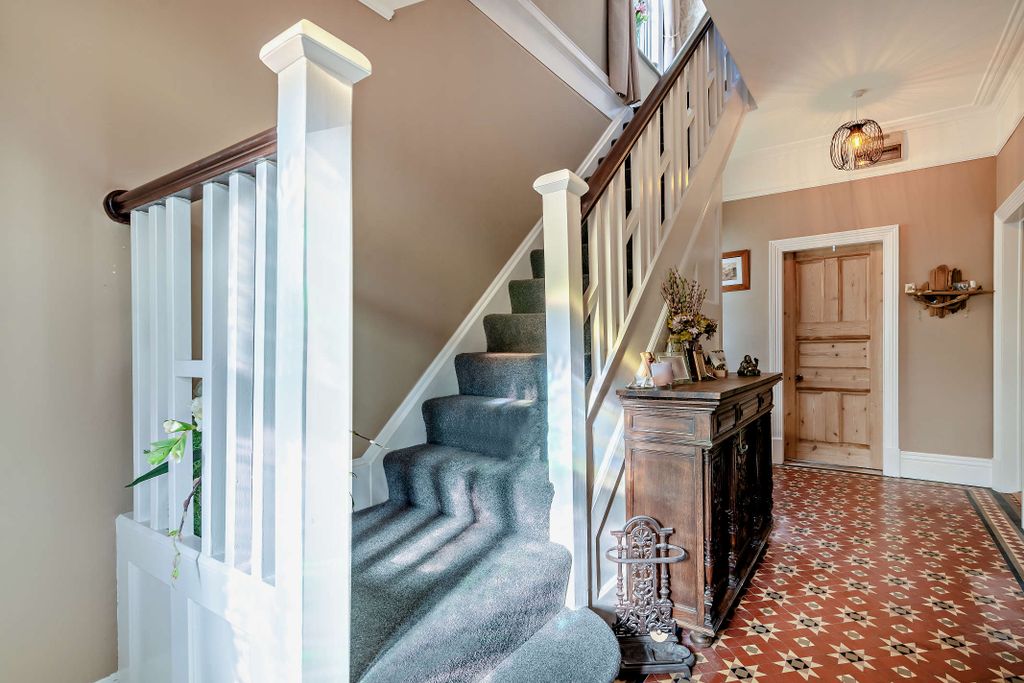 Property photo 2 of 18 Entrance Hallway