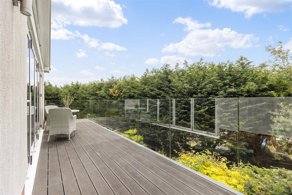 Property photo 3 of 24 Bi-Fold Doors To Sun Terrace
