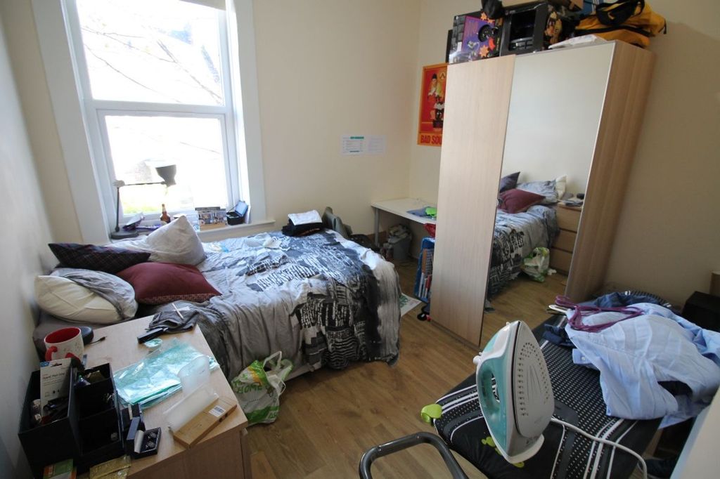 Property photo 3 of 15 Cozy Double Bedroom Featuring Ample Natural Light,...
