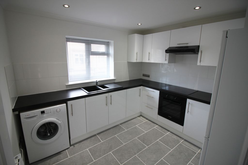 Property photo 3 of 10 Kitchen