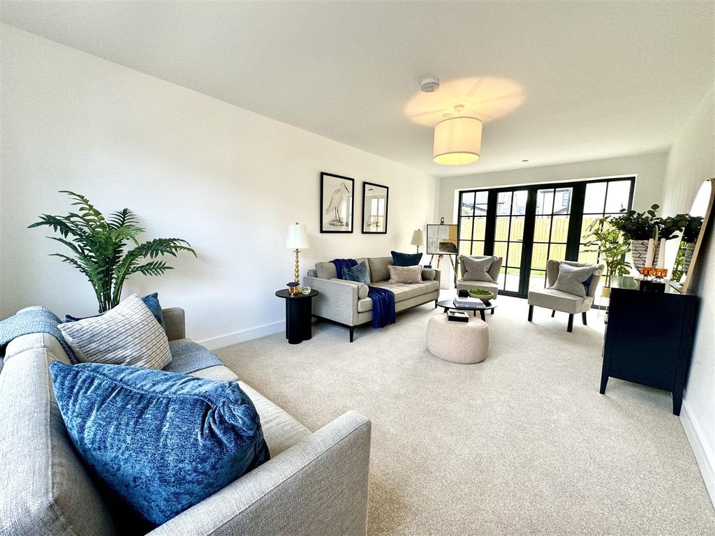 Property photo 2 of 34 Lounge