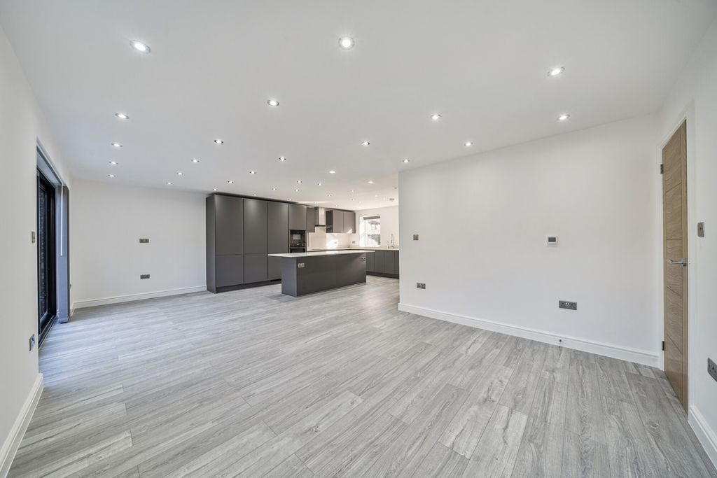 Property photo 2 of 21 1356060-16-68c835...