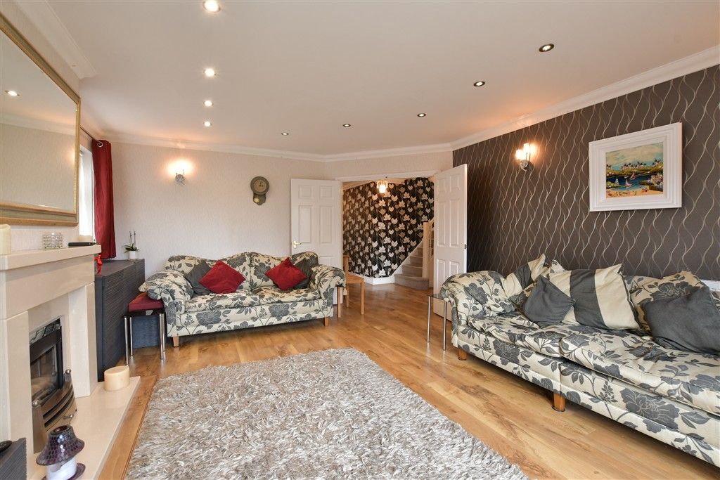 Property photo 3 of 18 Lounge