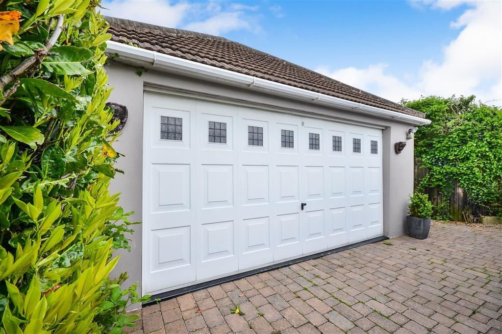 Property photo 1 of 1 Garage