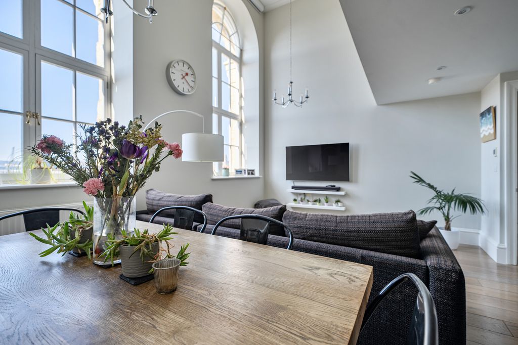 Property photo 3 of 23 Reception