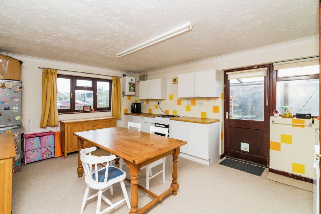 Property photo 2 of 18 Kitchen