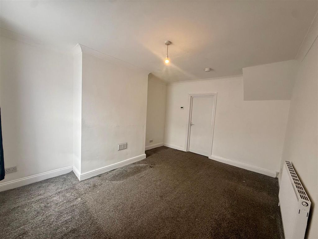 Property photo 3 of 10 Living Room