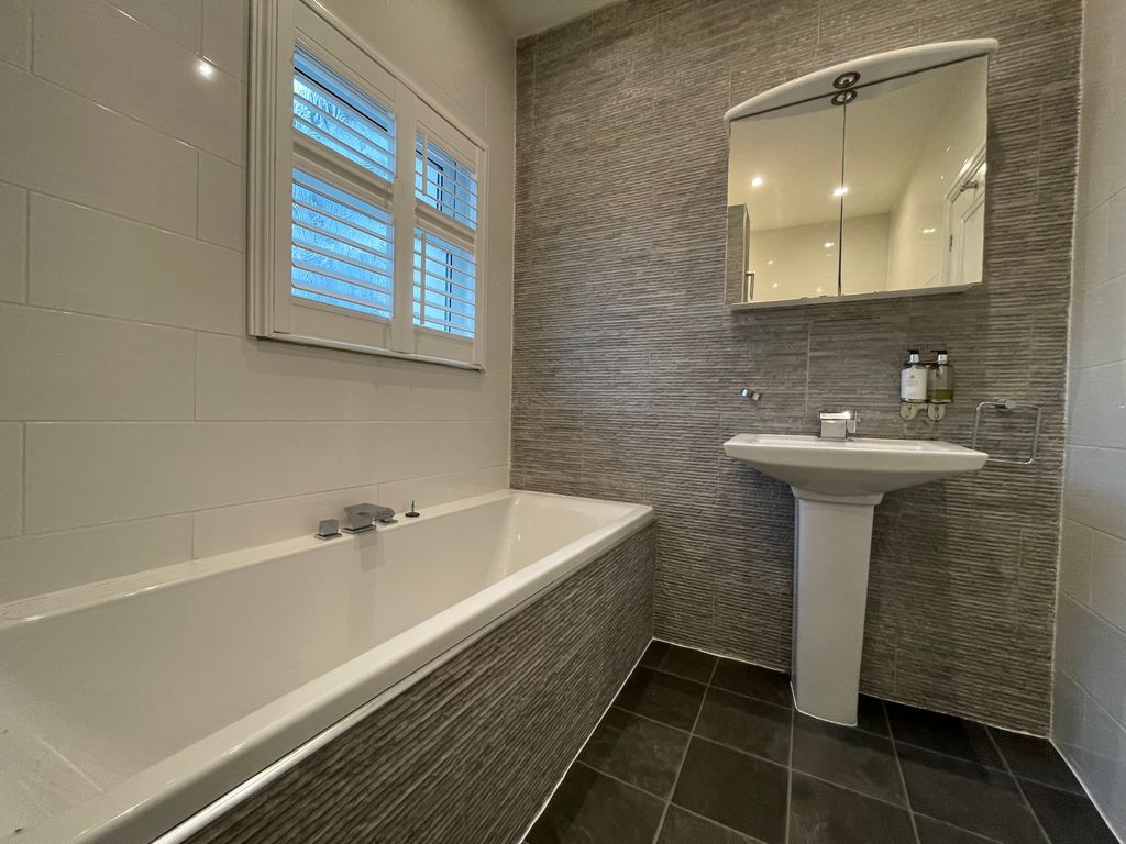 Property photo 3 of 10 Bathroom