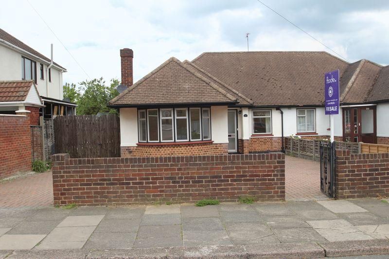 Property photo 1 of 8 A Lovely Three Bedroom Bungalow To Let In Westcliff-On-Sea, Ss0