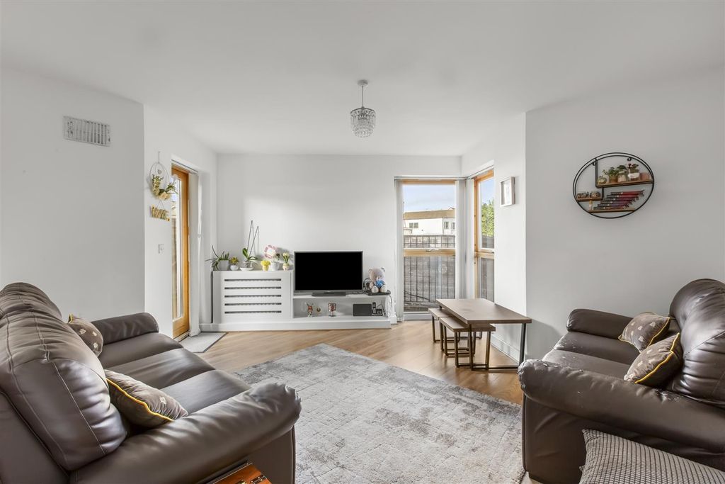 Property photo 3 of 13 10 Lindsay Court, Lindsay Ave, Hp12 3Gf-8.Jpg