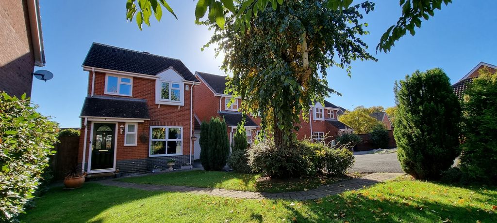 Property photo 1 of 11 3 Bed Family Home Within Walking Distance To Worcester Hospital