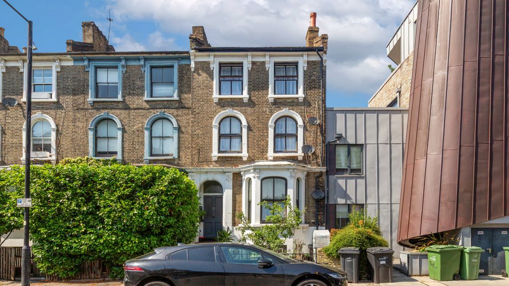 Property photo 1 of 18 Flat D, 83 Landor Road, Clapham, London, Sw9 9Rt