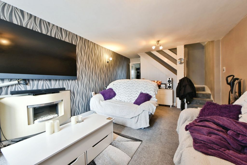 Property photo 3 of 20 Lounge