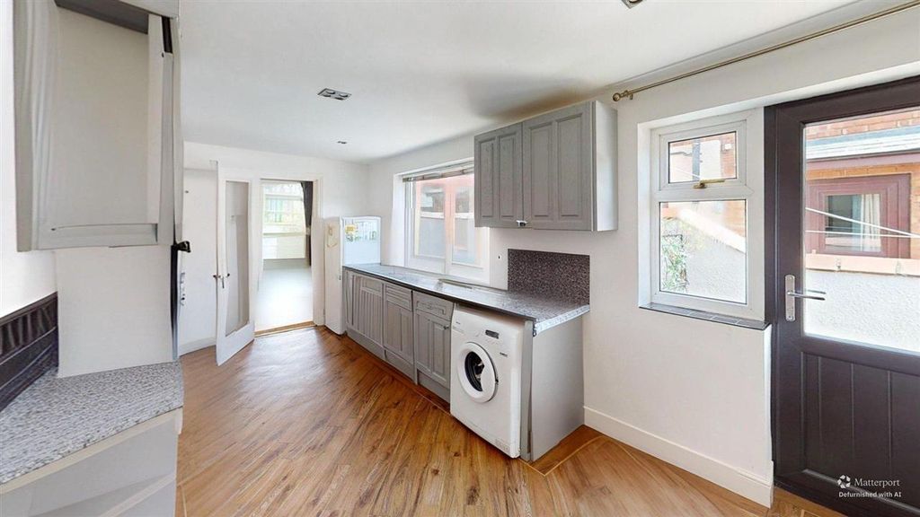 Property photo 2 of 18 Kitchen