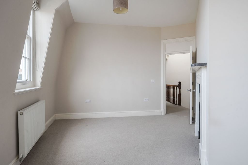Property photo 3 of 12 1388911-1-693Aa52...