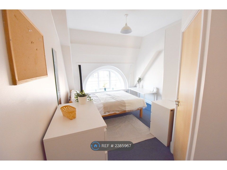 Property photo 1 of 11 Room 17 - Available