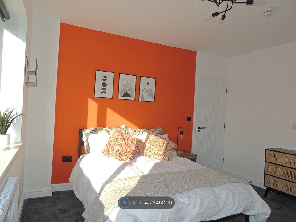 Property photo 3 of 16 Room 5